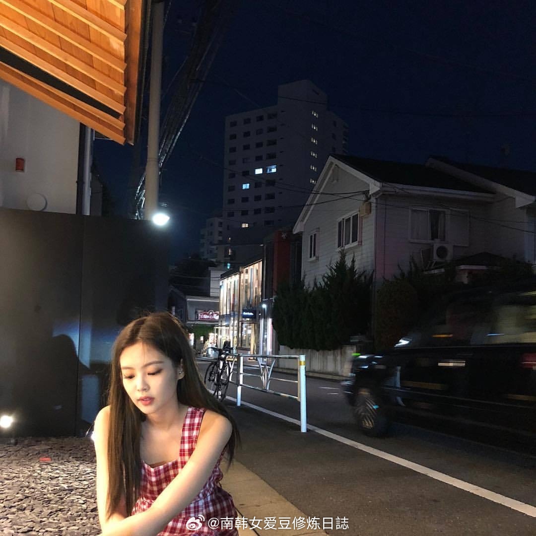回顾Jennie 这套经典红格子裙子写真（暂时没找到一模一样的 但是搞了件相似的