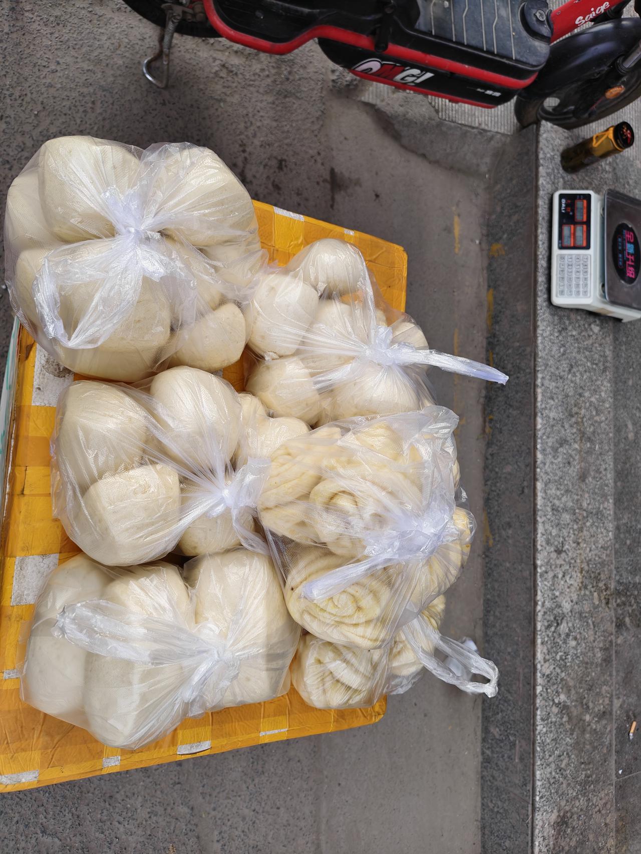 在我们运城市盐湖区西街早市，有一中年男子，他把自家蒸的馍，拿出来卖。5元一袋，有