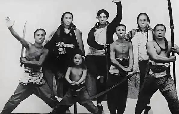 初中学习义和团那会儿，历史老师经常拿他们开玩笑，说他们太愚昧了，居然相信练练拳就