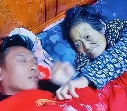 泪目了！男子伺候病危的母亲，由于太疲倦睡着了，醒来时，发现母亲已经走了。回看监控