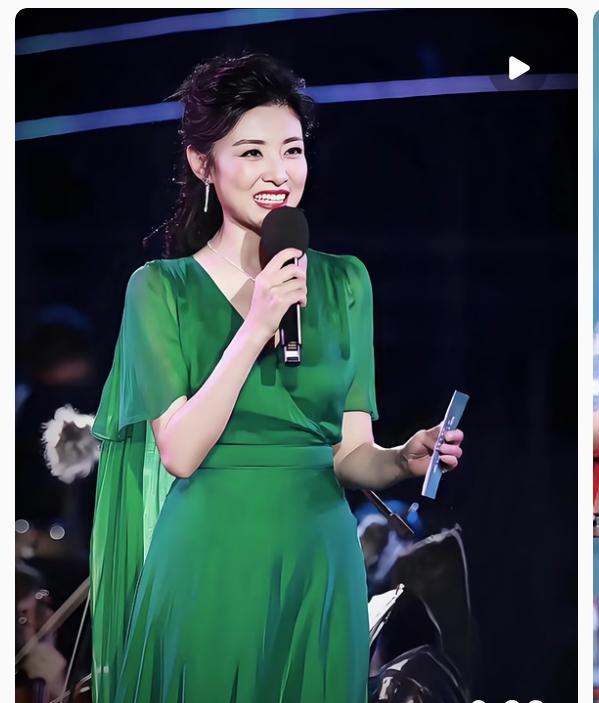 没想到， 周涛那条被全网扒品牌的绿裙子令人意外的点， 不是顶奢品牌的隐藏款，也不