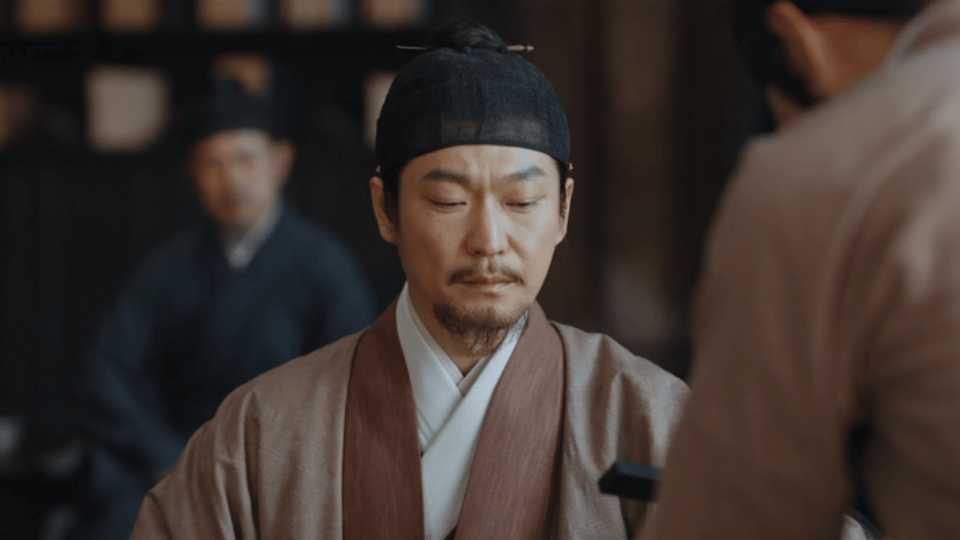 杨紫杨紫新剧事业黑粉都在这一桌了她做的墨颜色够黑、价格还便宜，平民用得起——这话