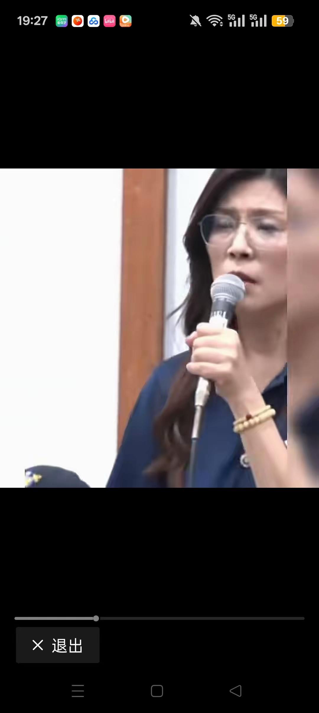 郑丽文本来可以从从容容，可由于想要见高市早苗，现在只能是连滚带爬！
她先从 “台