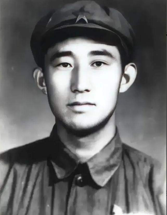 [微风]1949年，潜伏在敌人内部的地下党员吴荣森，已经引起了特务的怀疑，他察觉