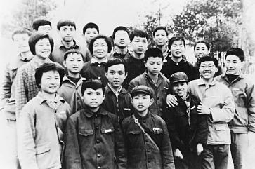 1978 年中国科学技术大学首届少年班的首批师生合影经历十年人才断层后，在诺贝尔