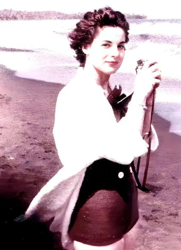 美国女特工好不容易将卡斯特罗勾上床，缠绵一夜后，准备给其水杯投毒，卡斯特罗一个行