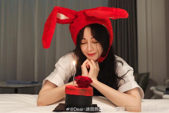 迪丽热巴红兔子头饰迪丽热巴发33岁生日照迪丽热巴 33 岁生日照来袭，其中红兔子