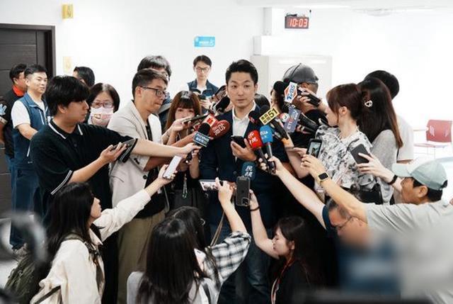 毒油风波引发蓝绿激烈交锋，徐国勇公开向蒋万安放话“放马过来”，指责其不务正业、炒