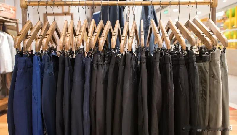 江苏常州的男装店主王先生火出圈啦！他把吊牌做成超大鼠标垫，意外爆火。此前他从事钢