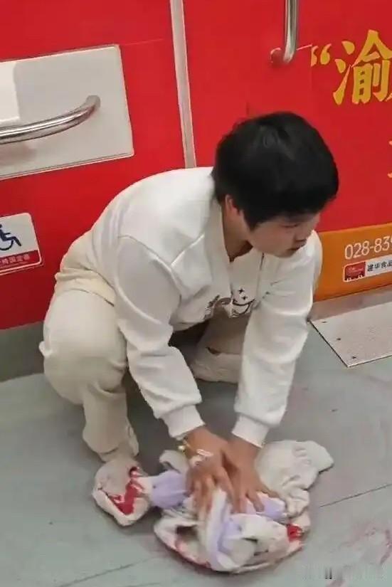 “地铁吐血女孩”又捐款了，
直接捐出大部分的积蓄，
她说自己的病情很严重了，
并