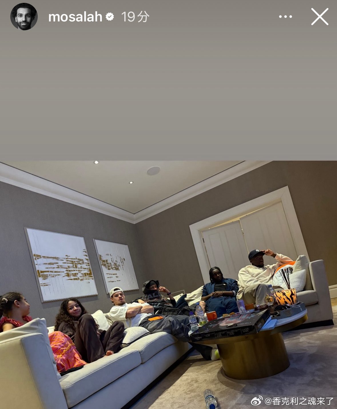 在萨拉赫家放松的球员们最近关系很要好的索博 科尔克茨弗林蓬，埃基蒂克，科纳特也在