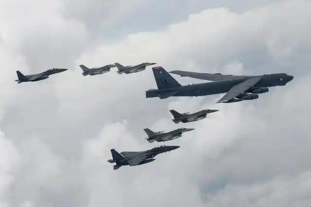 7月11日，大批B52轰炸机沿中朝边境飞行！

当天，美日韩三国空军在济州岛以南