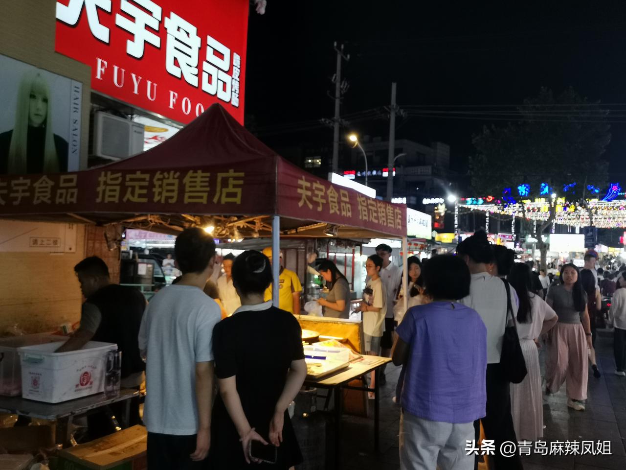 人气挡不住！胶州这家面肠摊每晚排长队。
夜幕降临，胶州世纪南门口夜市热闹开启。夫