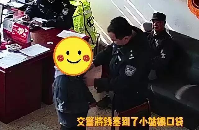 聋哑母亲接娃剐蹭汽车，交警处理事故时悄悄塞给孩子200元，网友：发自内心的善良