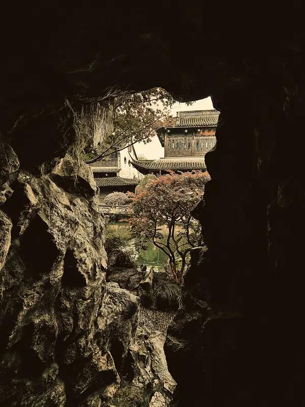 要对比马斯克和胡雪岩的财富，确实颇具难度。截至2024年12月16日，马斯克身家