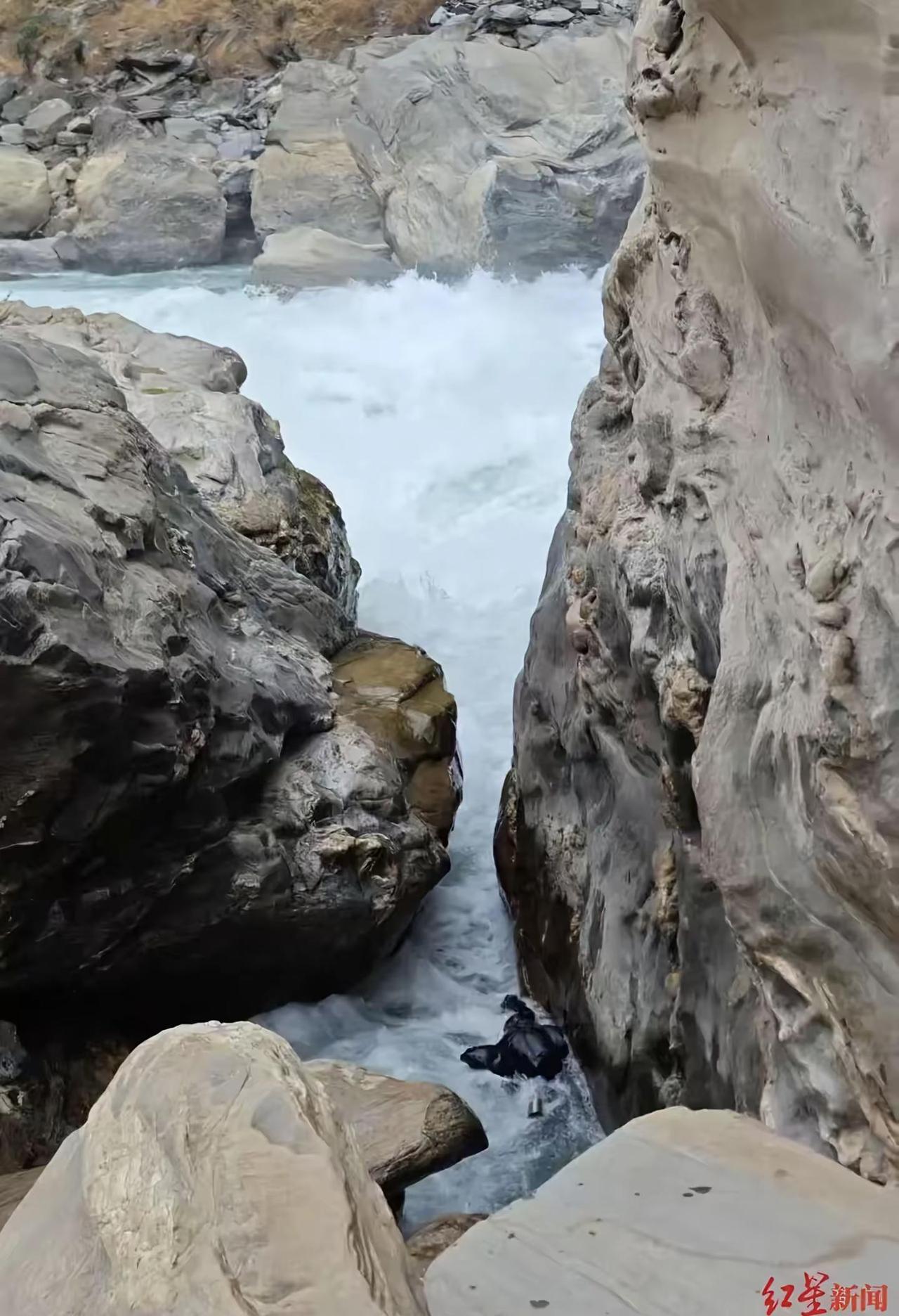 虎跳峡落水男子遗体发现后，因难度太大家属无奈同意放弃打捞！救援人员：春夏雨季到来