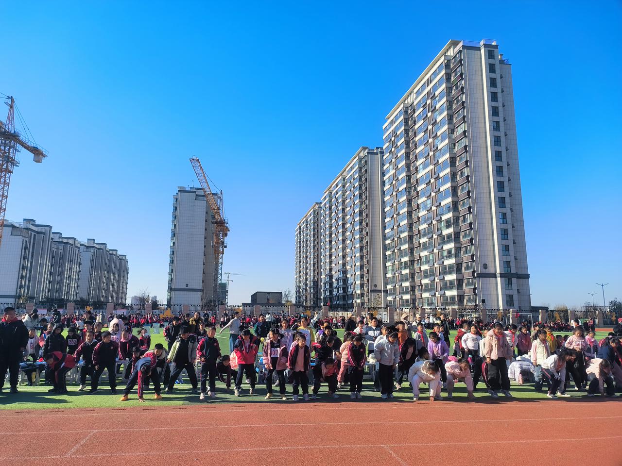 学校开运动会，三年级一名学生跳双摇，跳完之后知道不是第一名，心情很难过。

十多