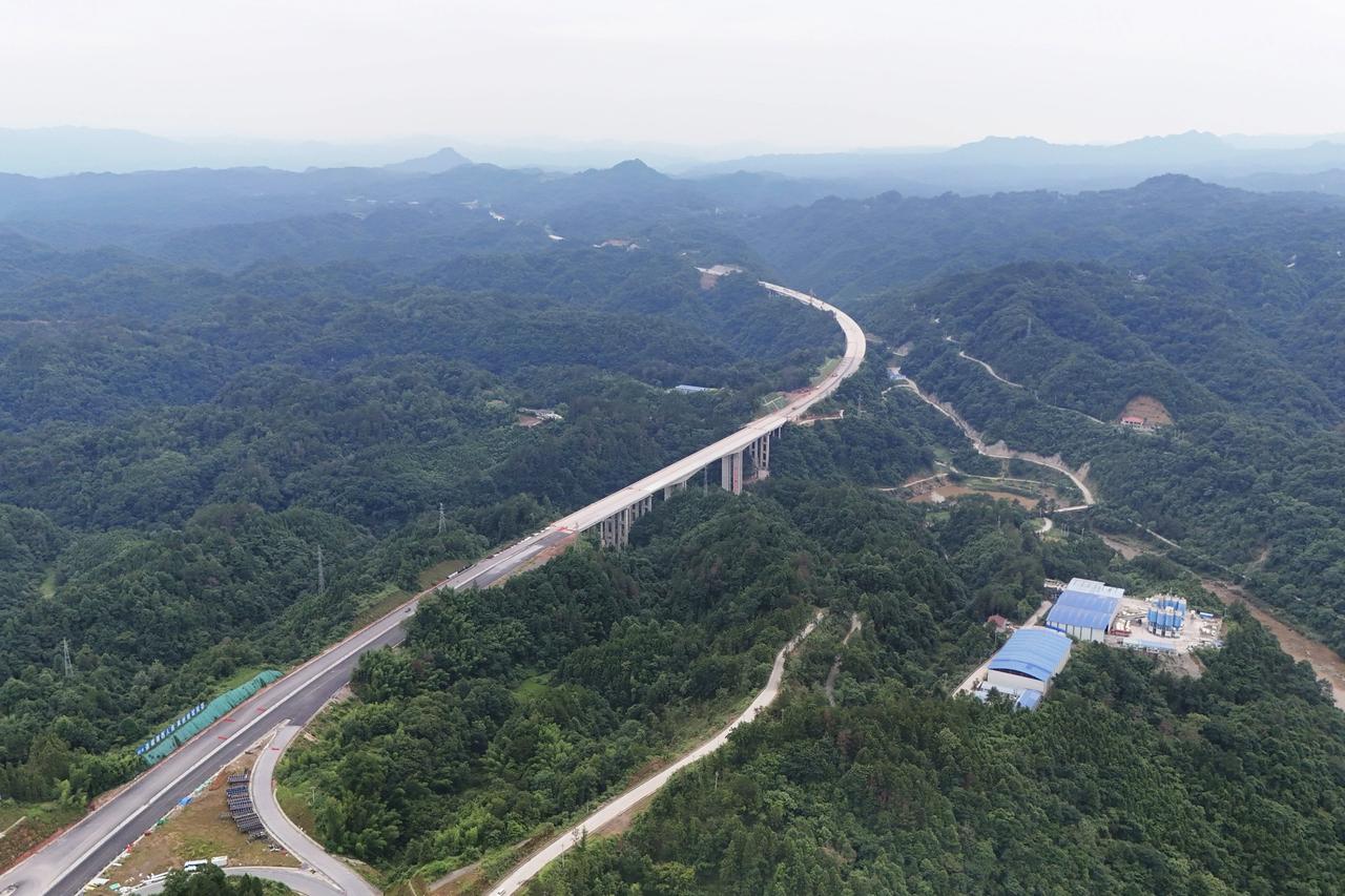 武陵山深处，一条钢铁巨龙正穿山越岭、昂首向前。
 
6月25日，随着卡子湾大桥最