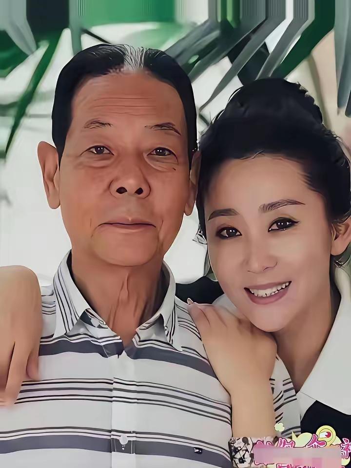 苗圃只结过一次婚，照片里的男人就是她老公，他叫陈义红，是一个富商，比苗圃大19岁