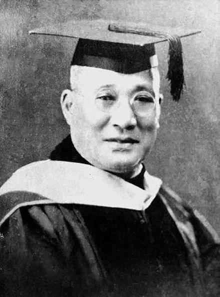 1951年2月24号，周恩来奔赴天津张伯苓家中吊唁并敬送花圈，缎带上写着：伯苓师