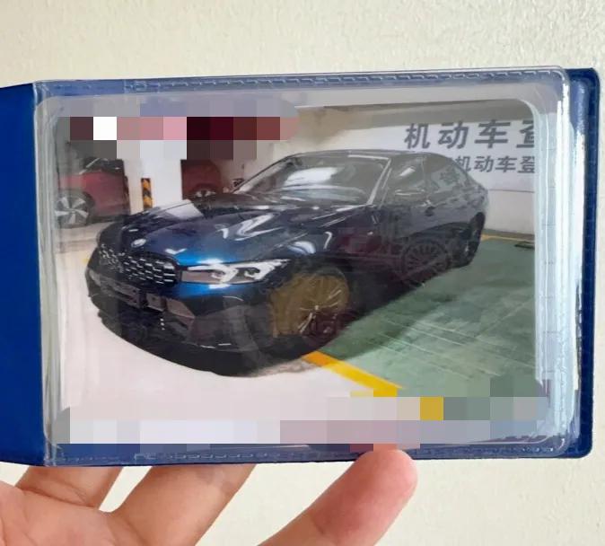 买的车一夜之间变成了蓝色？提车接近1个月后，收到了机动车登记证书和行驶证，打开一