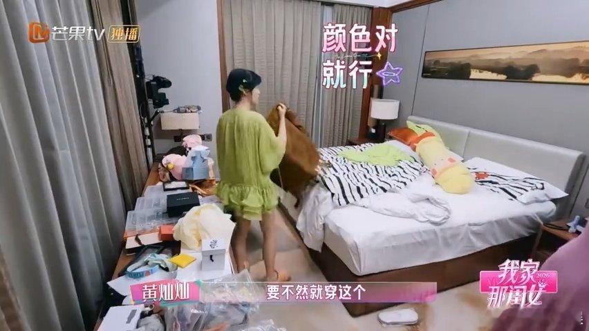 黄灿灿穿蟑螂服复刻妈妈照片我家那闺女用搞怪致敬温柔岁月✨黄灿灿沉浸式复刻妈妈的青