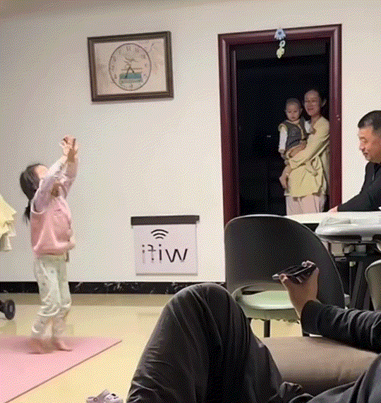 满满的幸福感！山东，一小女孩在家中，向全家人大方的展现自己刚学的舞蹈，虽然舞蹈的