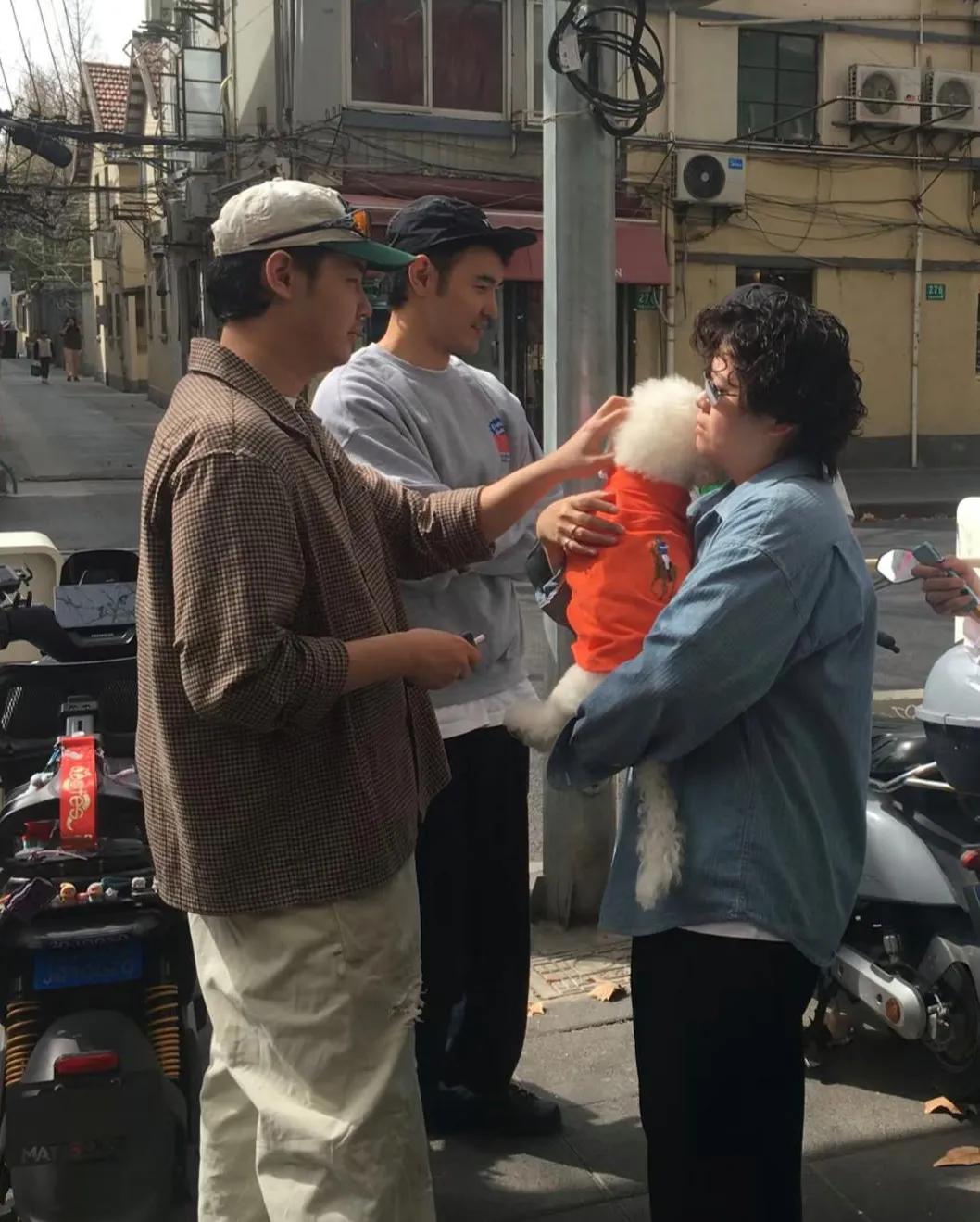 阮经天和弟弟现身上海街头，俩人并肩逛街，一路上有说有笑，时不时互相拍一下肩膀，感