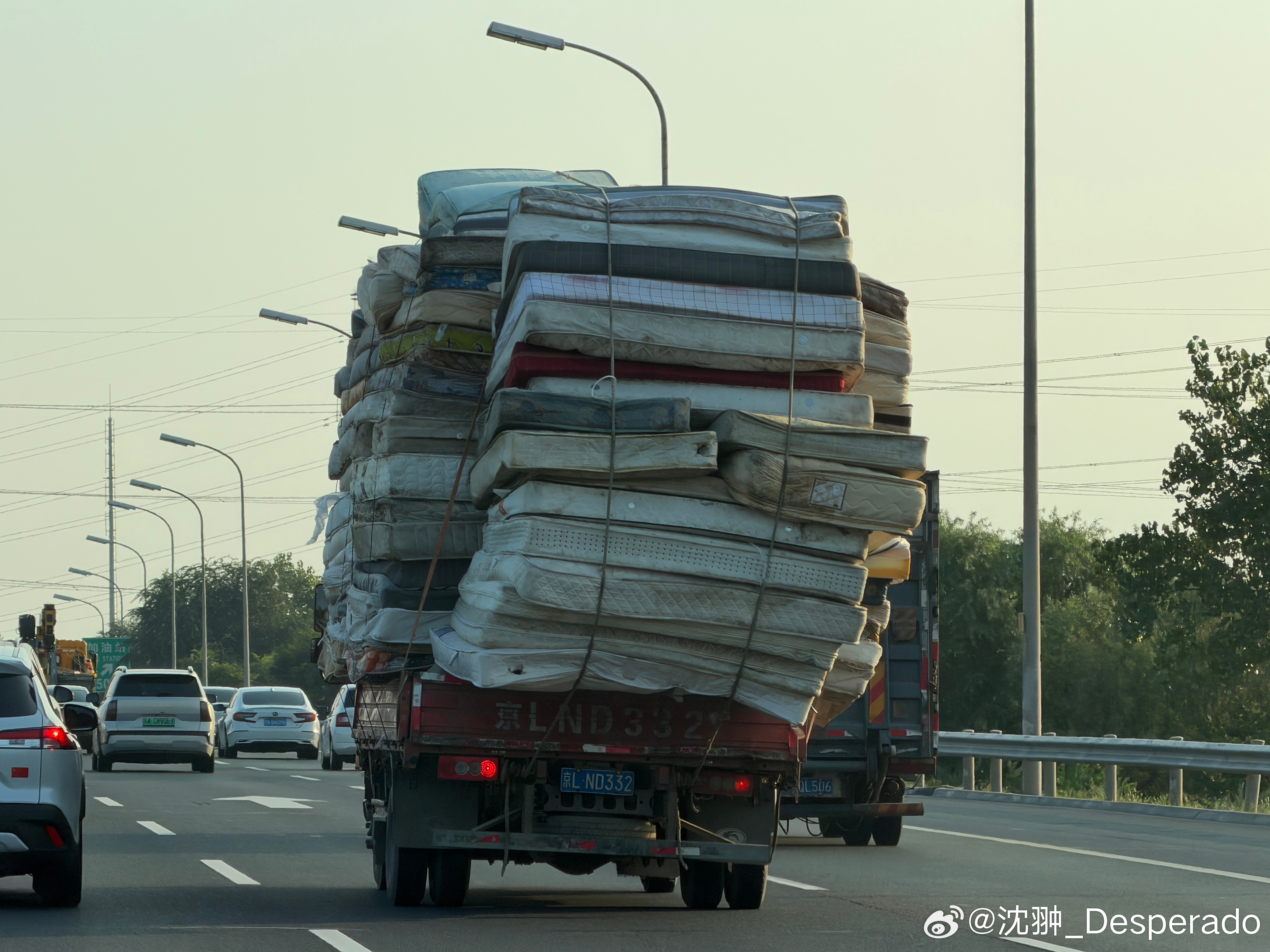 第一眼看见这车拉了一车废旧床垫儿没觉得有什么。但仔细一想，这些床垫曾经的主人都会