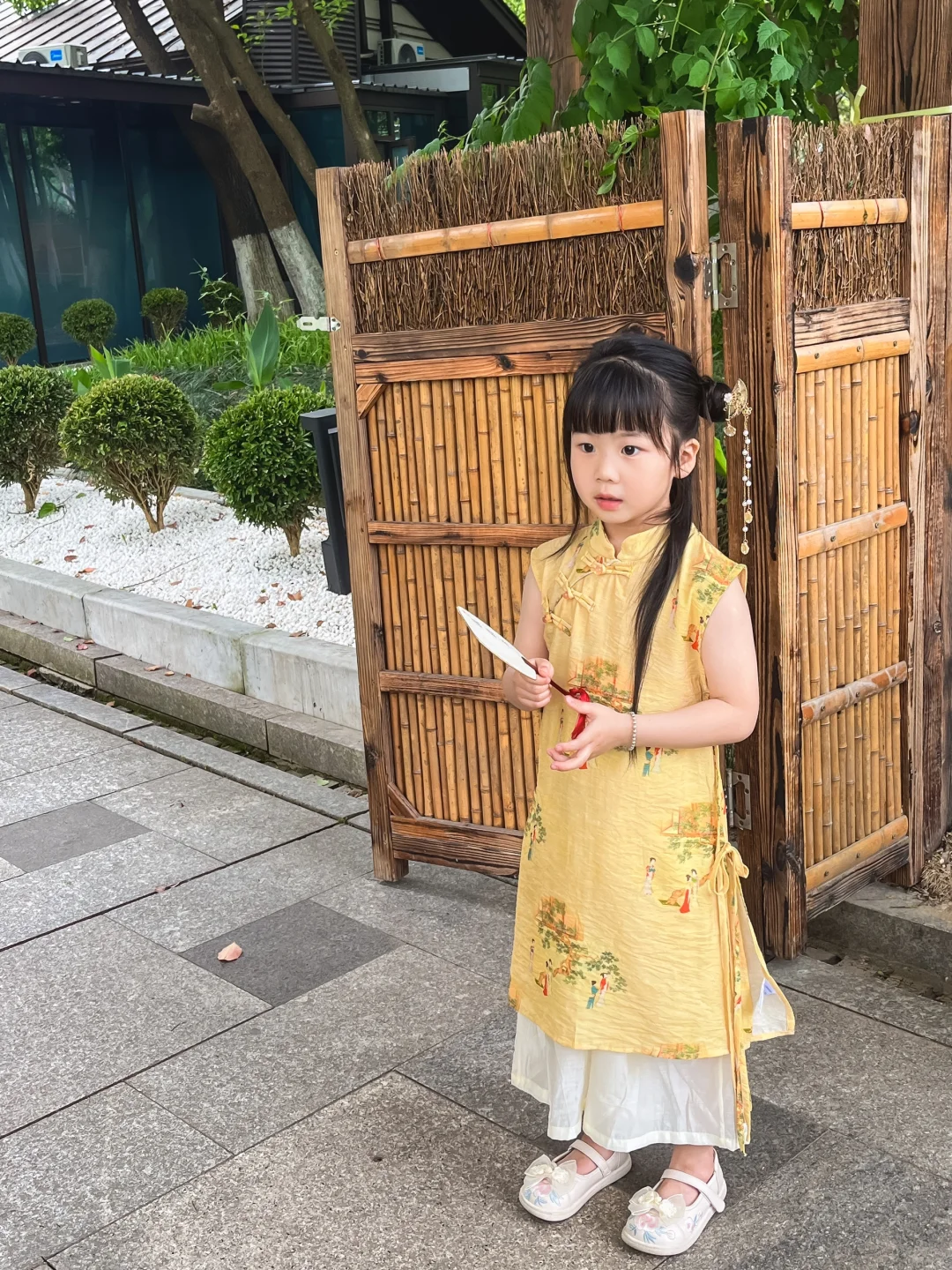 给孩子买裙子我真的“有一套”