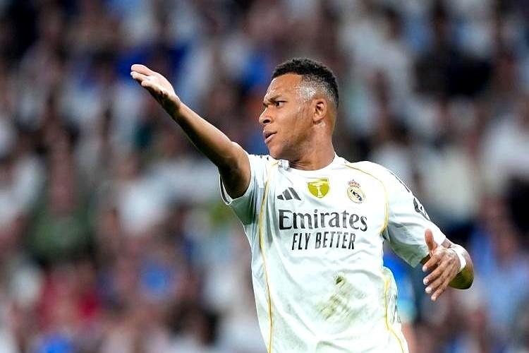 这2025年的前锋榜直接把我看傻了！

现在网上吵翻了，有人说登贝莱居然能48场