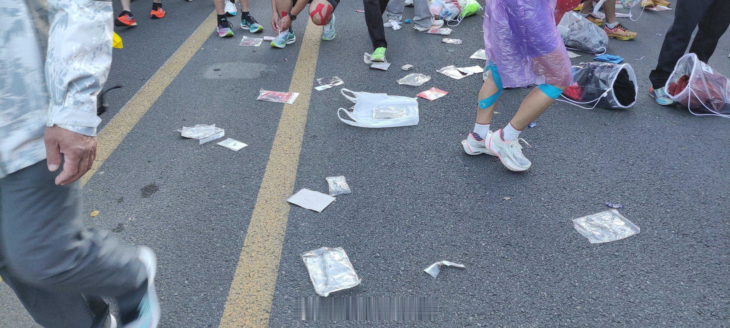 2024天津马拉松存衣区地面，铺满一次性雨衣包装。各位跑者啊[悲伤]1、垃圾不要