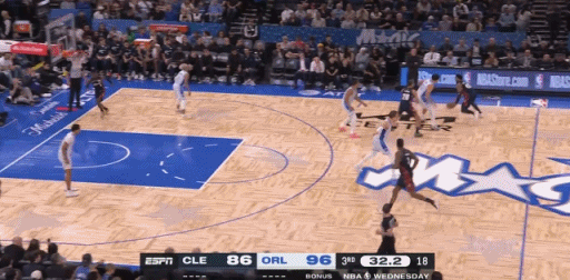 米切尔太狠了
一个急停回拉就把魔术小年轻庞达晃摔出去一米开外，半天都没起来，小伙