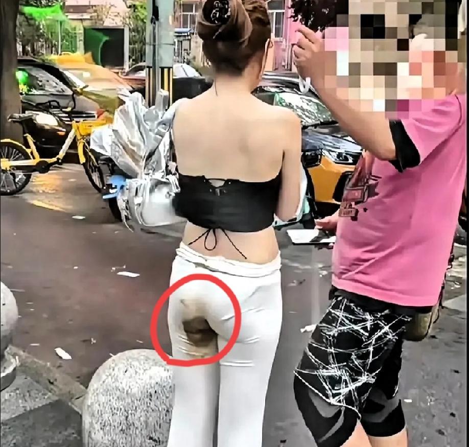 8万一条这样的裤子，你买吗？忒恶心了，精神病人都不穿！这设计的人变态，卖的人，穿