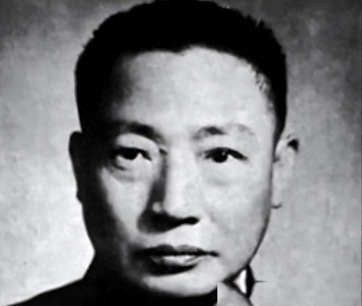 坊间流传的版本，情节确实抓人：亲家当面奚落，心腹为了自保反咬一口，最后重病缠身的