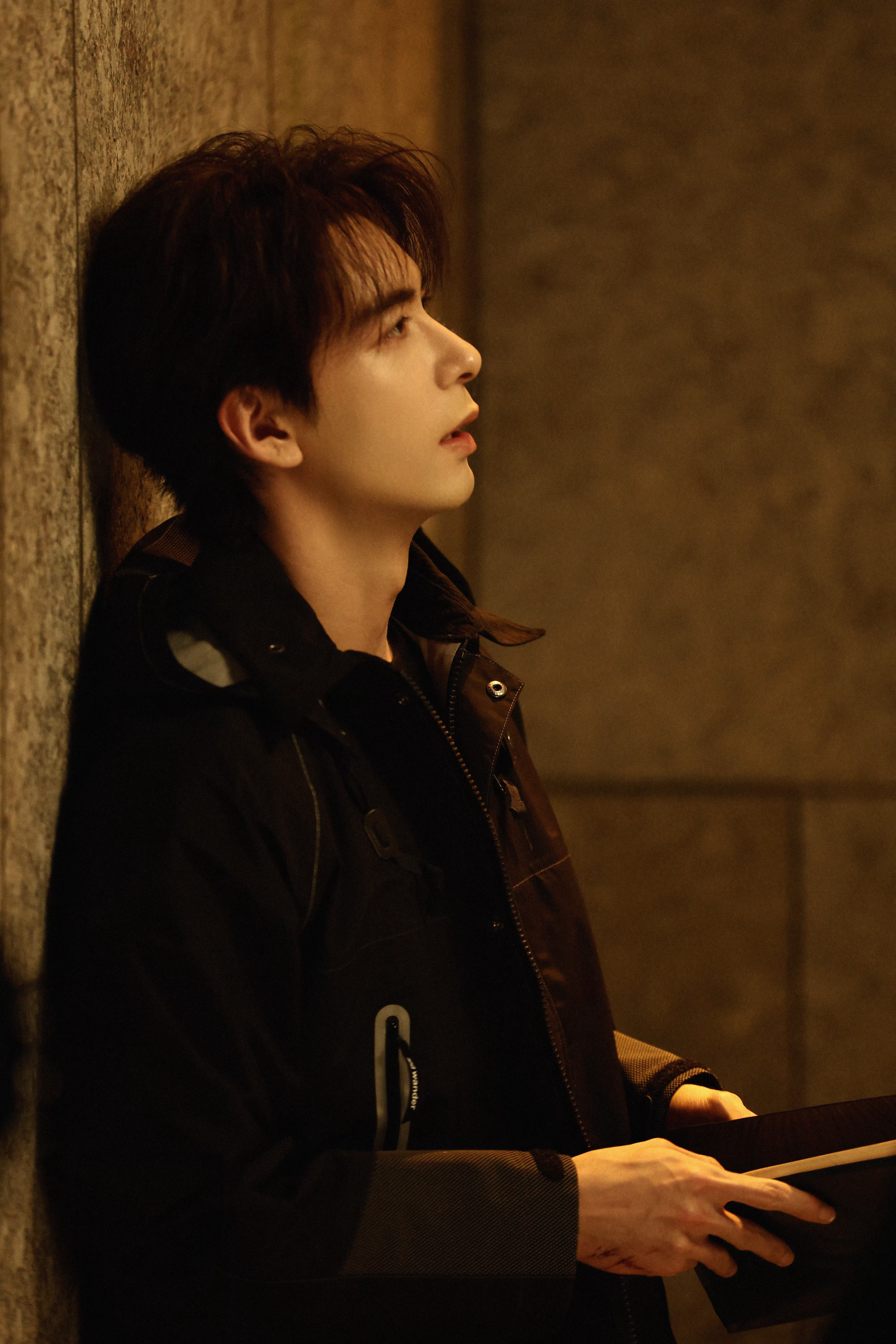 炎拓，身在这样病态的成长环境里，莫说惩恶扬善，连生存都成问题。但他仍有足够坚定的