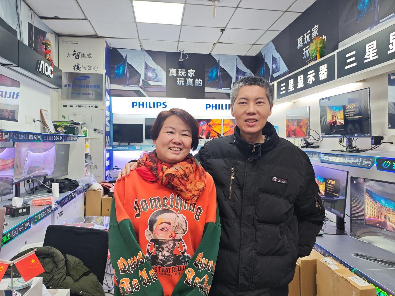 佛缘居士原创视频：这是我与杨姐的最新合影照片 制作时间：2025.12.02照片