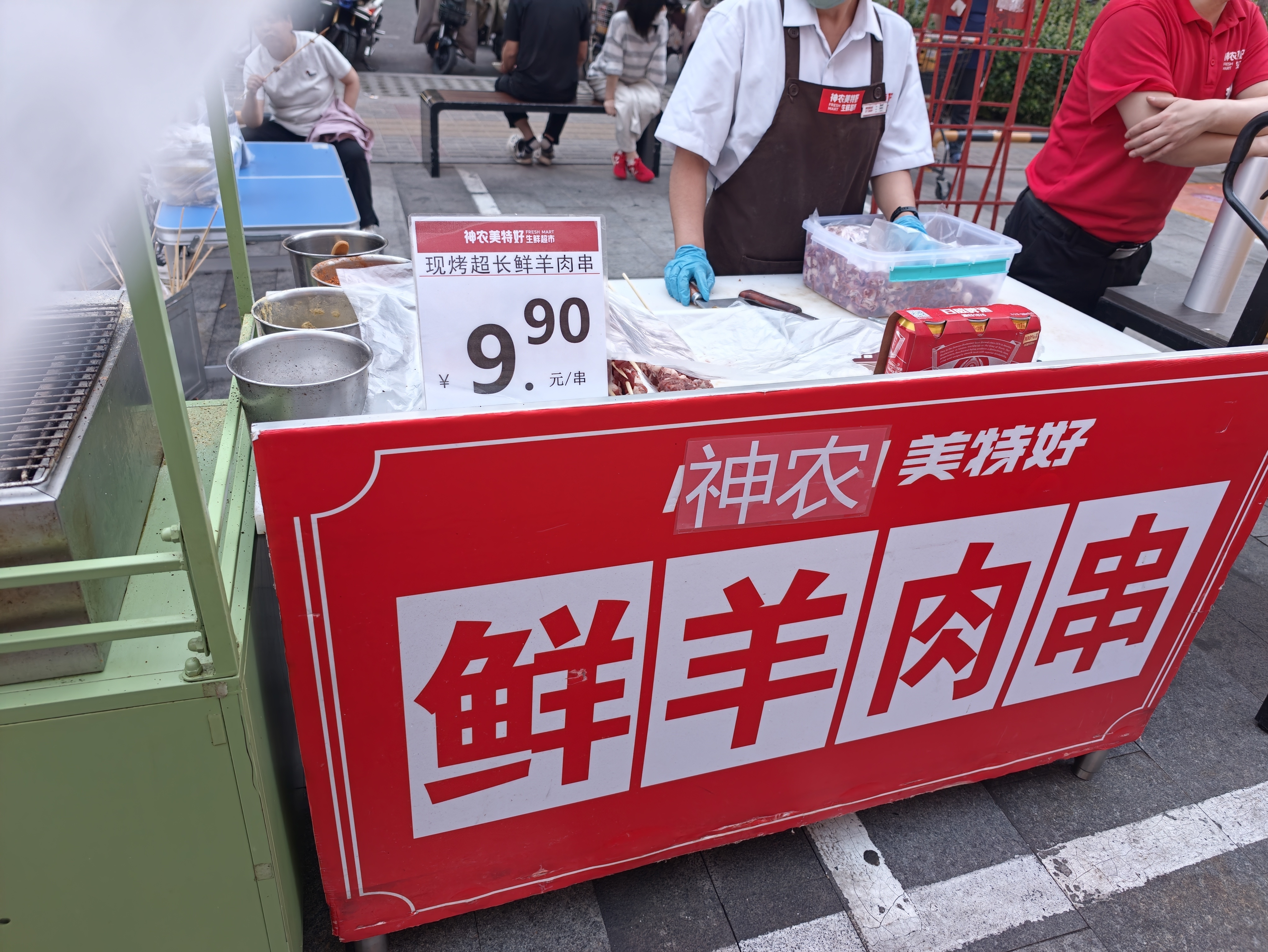 五串一斤肉的羊肉烤串，定价五十元，格外实在。鲜羊肉成本一斤三四十元本就偏高，除去
