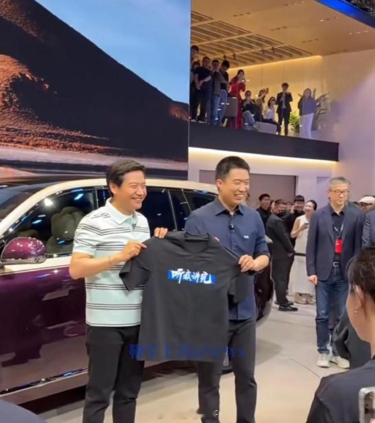 雷军北京车展下场玩梗雷军车展送李想听我讲完T恤2026北京车展 雷军现场送了一件