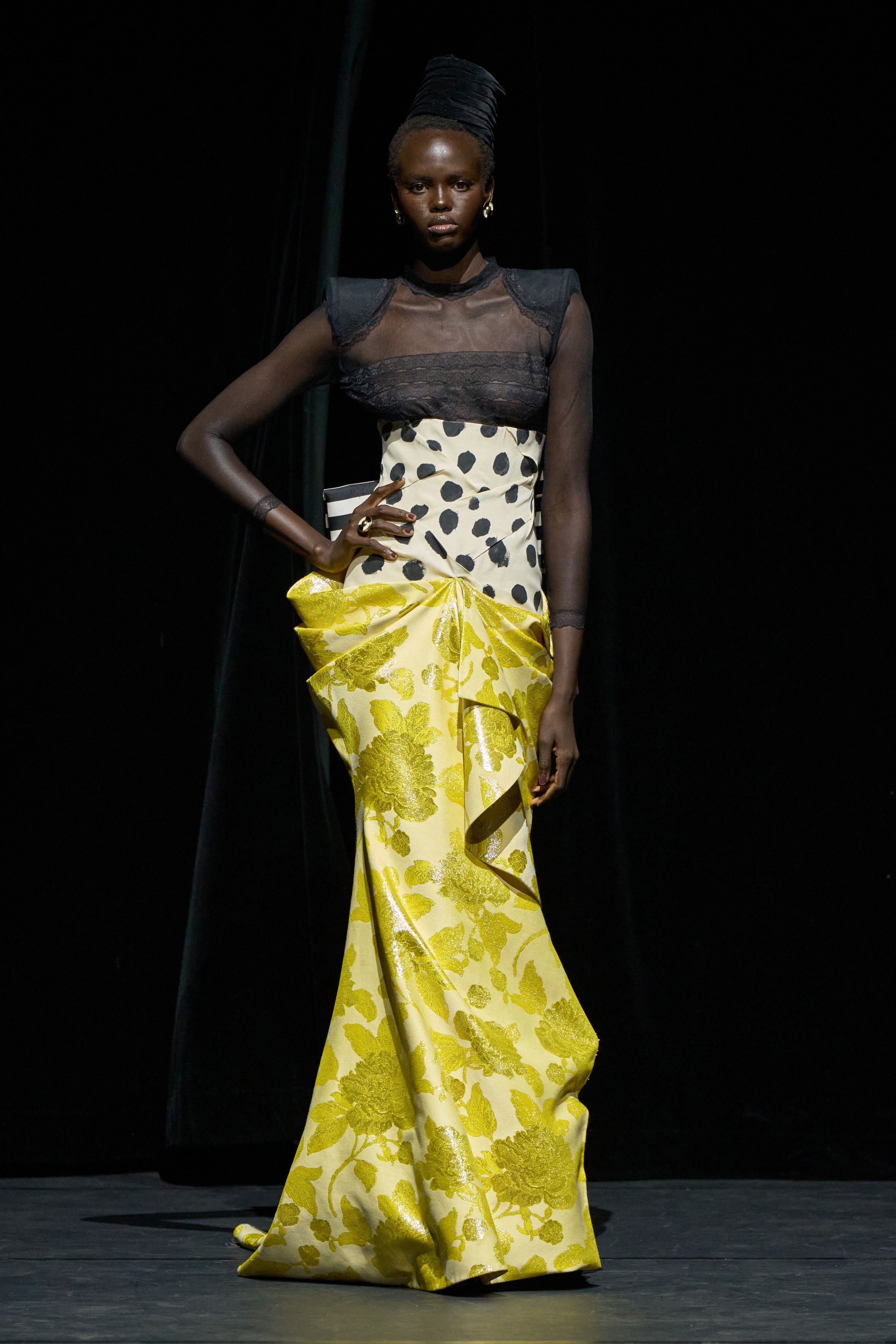 唐嫣｜新春大片金裙耀除夕 ！来自美糖的高定新造型 ，身穿 Ronald van 