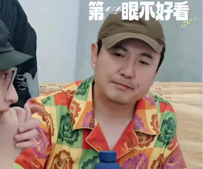 马丽：“这个东北来的花大姐。”

于小彤：“第①眼看真不好看，哥，但是越看越好看