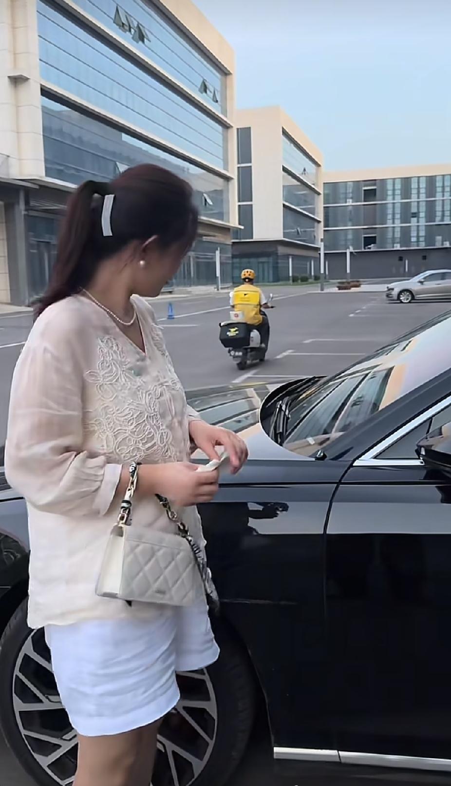 看到外卖小哥在一辆小车旁东张西望，一名女子竟然“怂恿”外卖小哥快走，看到后面的一