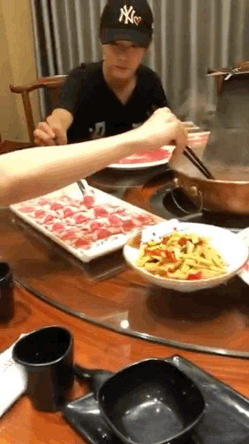 #肖战王一博在泰国有多火# 肖战王一博？一起吃火锅但是“不认识”的肖战王一博？？