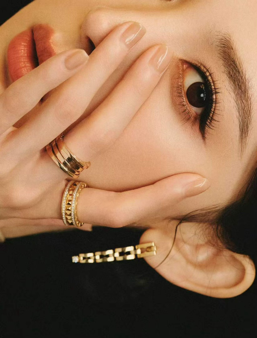 娜扎大帽檐娜扎挂脖羊腿袖造型 挂脖设计衬出肩颈线条，羊腿袖撑起复古轮廓，大帽檐一