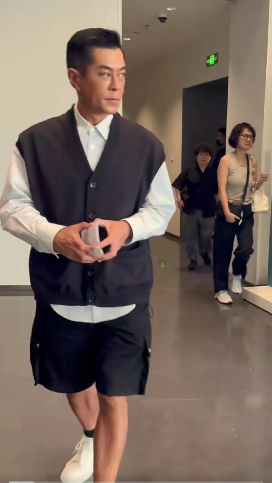 古天乐李若彤都未婚，你们可以真成一对吗
过儿变了形，姑姑还是那个姑姑[捂脸]
时