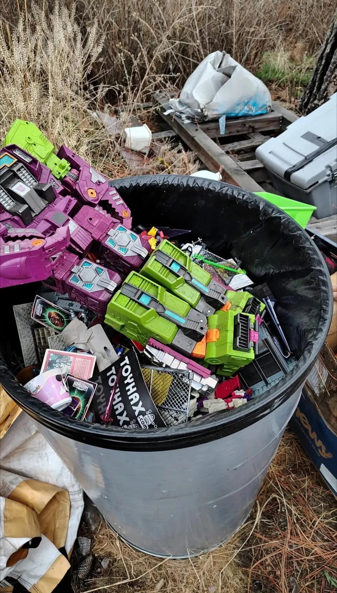 老口子打架，被老婆扔了，话说您不喜欢可以送人啊！简直是暴殄天物啊！