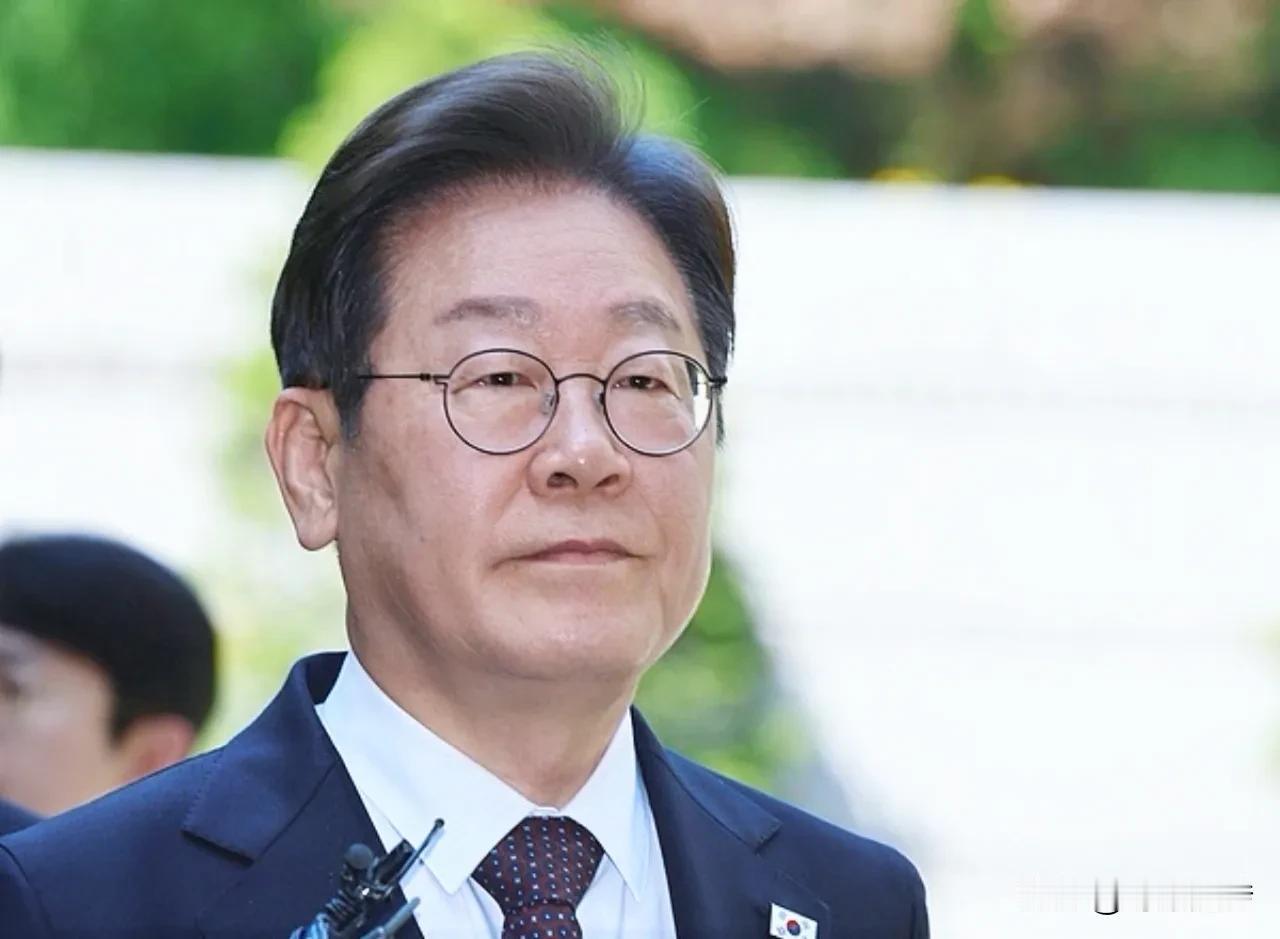 李在明确实很聪明！从当前他的一系列操作来看也很有胆识。他不仅对内严打亲日势力，还