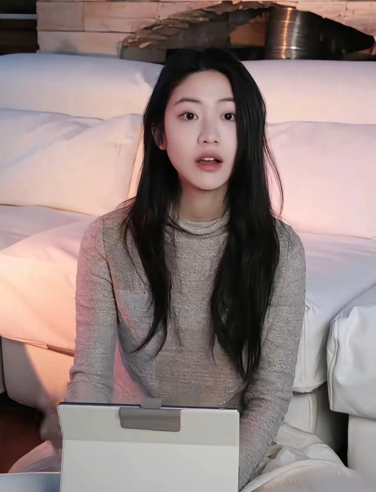 向涵之，居然抽烟。漂亮干净的美女，居然会抽烟。其实抽烟也是正常的，就是挺惊讶的，