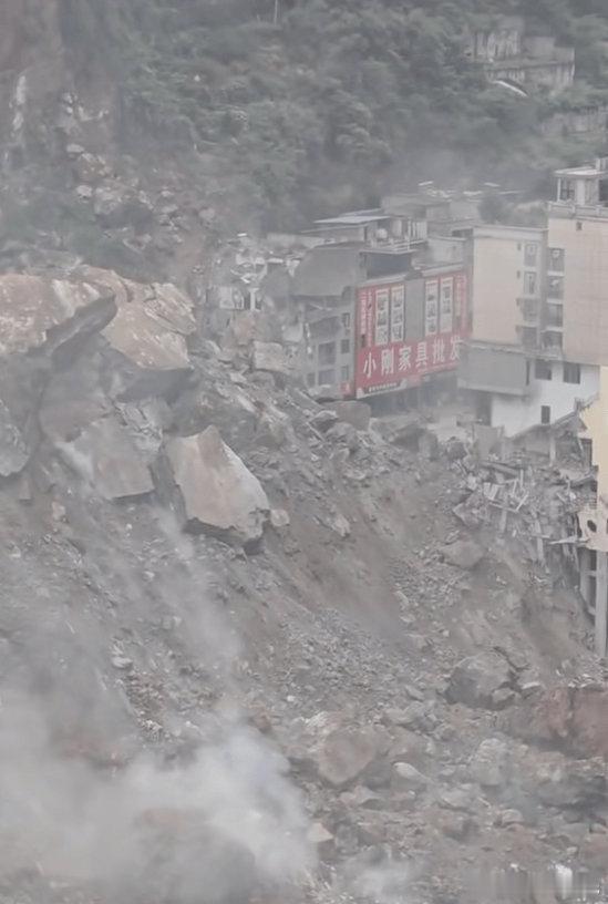 重庆彭水发生山体垮塌致人员被埋，居民称受损房屋有五六层高，都有住人------据