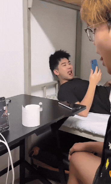 疯了，疯了！一个苹果手机把现在的年轻人都给整疯了。
是不是觉得这舔舌功能很有趣？
